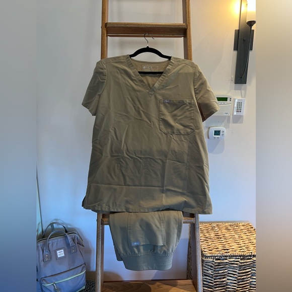 Figs tan Catarina top and Zamora high waisted jogger pant set - Picture 2 of 3